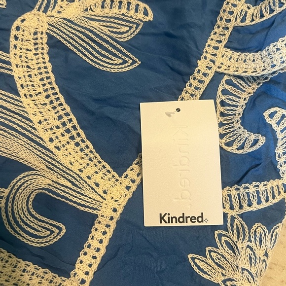 NWT Kindred embriodered blue off white short sleeve blouse flowy top size medium - Picture 4 of 6